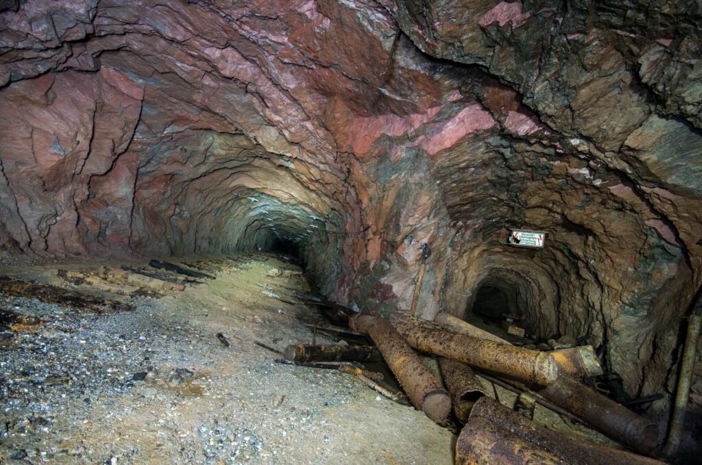 001_ausweichstrecke_lokstation Links im Bild eine breite Ausweichstrecke mit 2 Gleisen und rechts eine Nische für die Elektrolok.