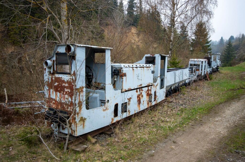 002-tagebau-schmiedefeld-west-grubenbahn Grubenbahn mit verschiedenen Geräten im Freilichtmuseum.