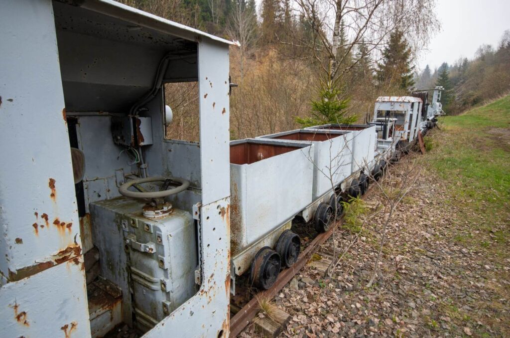003-tagebau-schmiedefeld-west-grubenbahn Grubenbahn mit verschiedenen Geräten und Förderwägen.