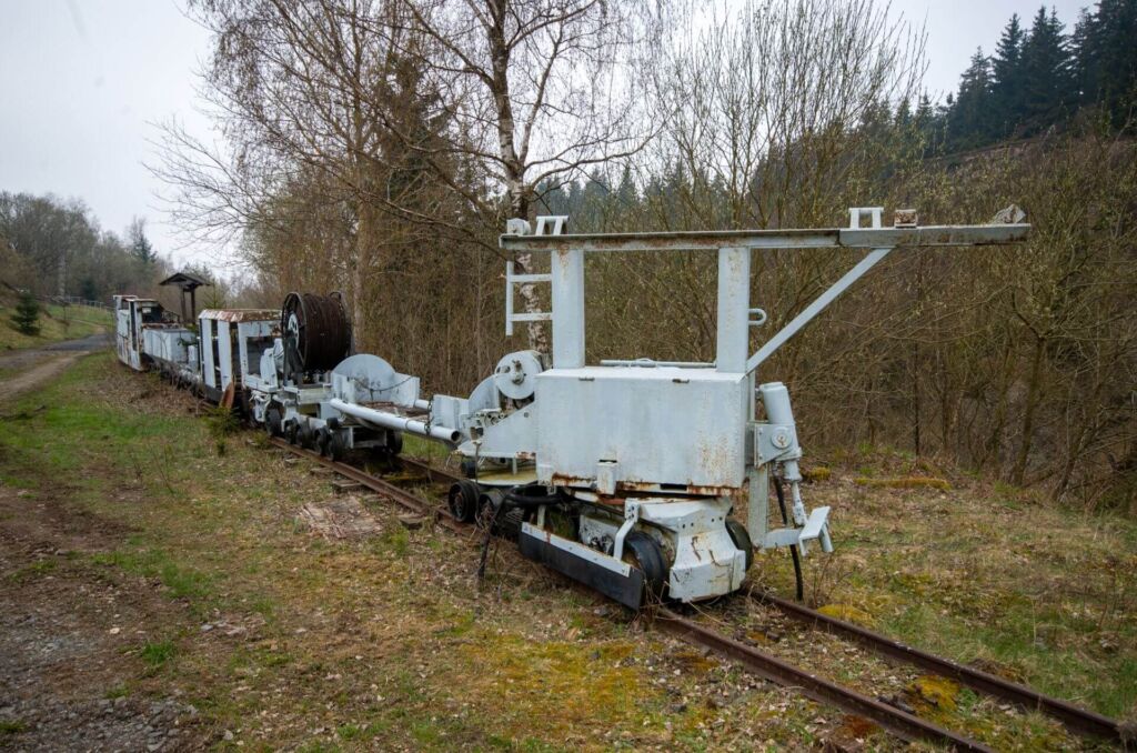 004-tagebau-schmiedefeld-west-grubenbahn Grubenbahn mit verschiedenen Grubengeräten im Freilichtmuseum.