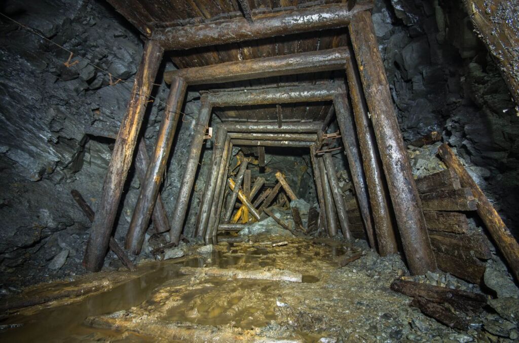 005_tuerstockausbau Zeigt einen maroden Türstockausbau, der am Ende der Strecken zusammengebrochen ist.