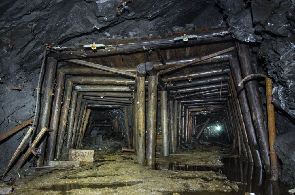 006_tuerstockausbau_an_streckenabzweig Zeigt einen Streckenabzweig, welcher mit einem massiven Türstockausbau gesichert wurde.