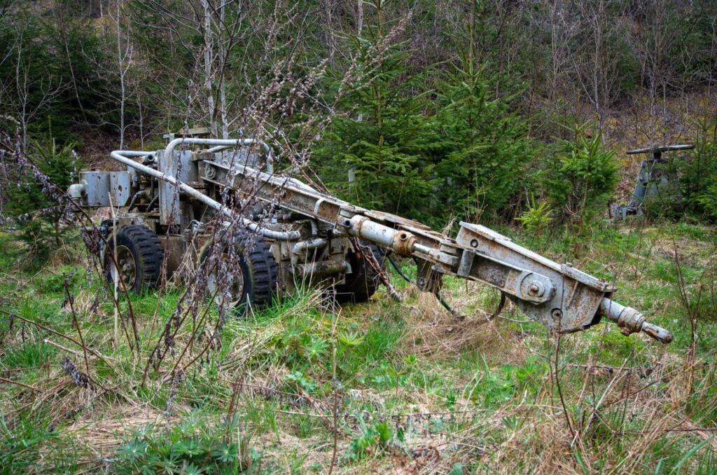 007-tagebau-schmiedefeld-west-bohrwagen Eingewachsener Bohrwagen im Freilichtmuseum