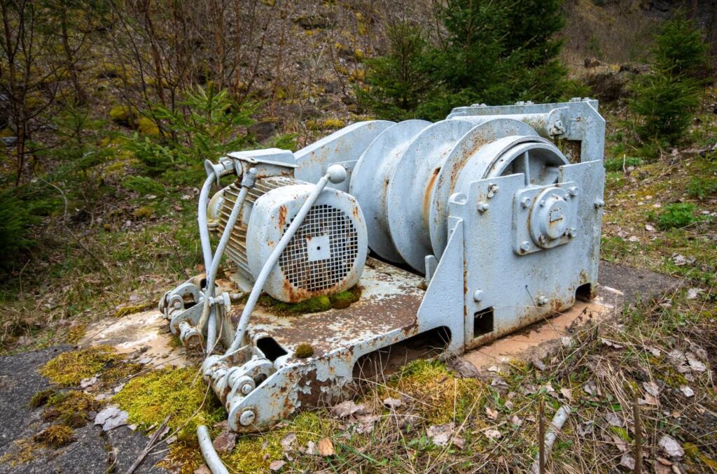 008-tagebau-schmiedefeld-west-haspelstand Haspel mit Elektromotor aus dem Eisenbergwerk Schmiedefeld