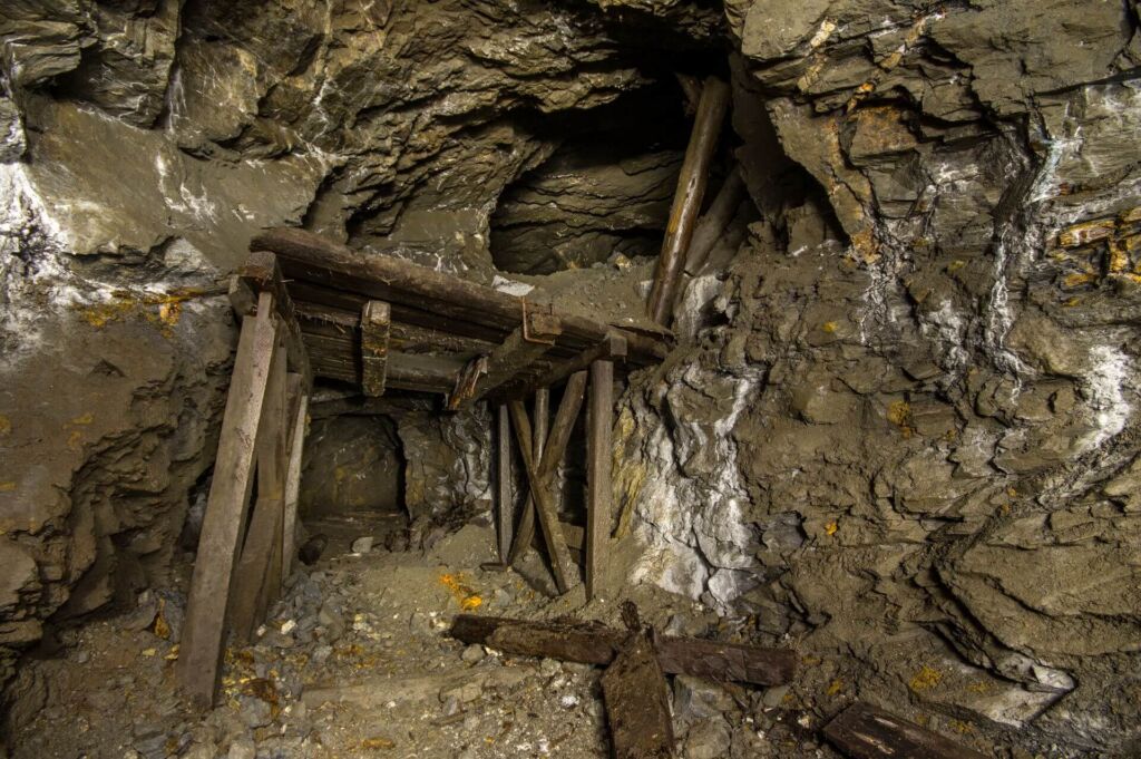 009-altbergbau-holzausbau-schuette Zeigt ein Gerüst aus Holz, was als Rampe zum füllen der Loren diente.