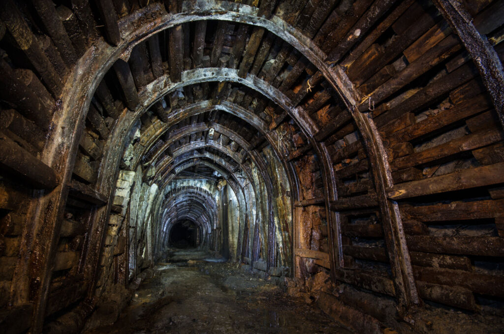 010_stahlsegmentausbau_mit_holzverzug_bunt