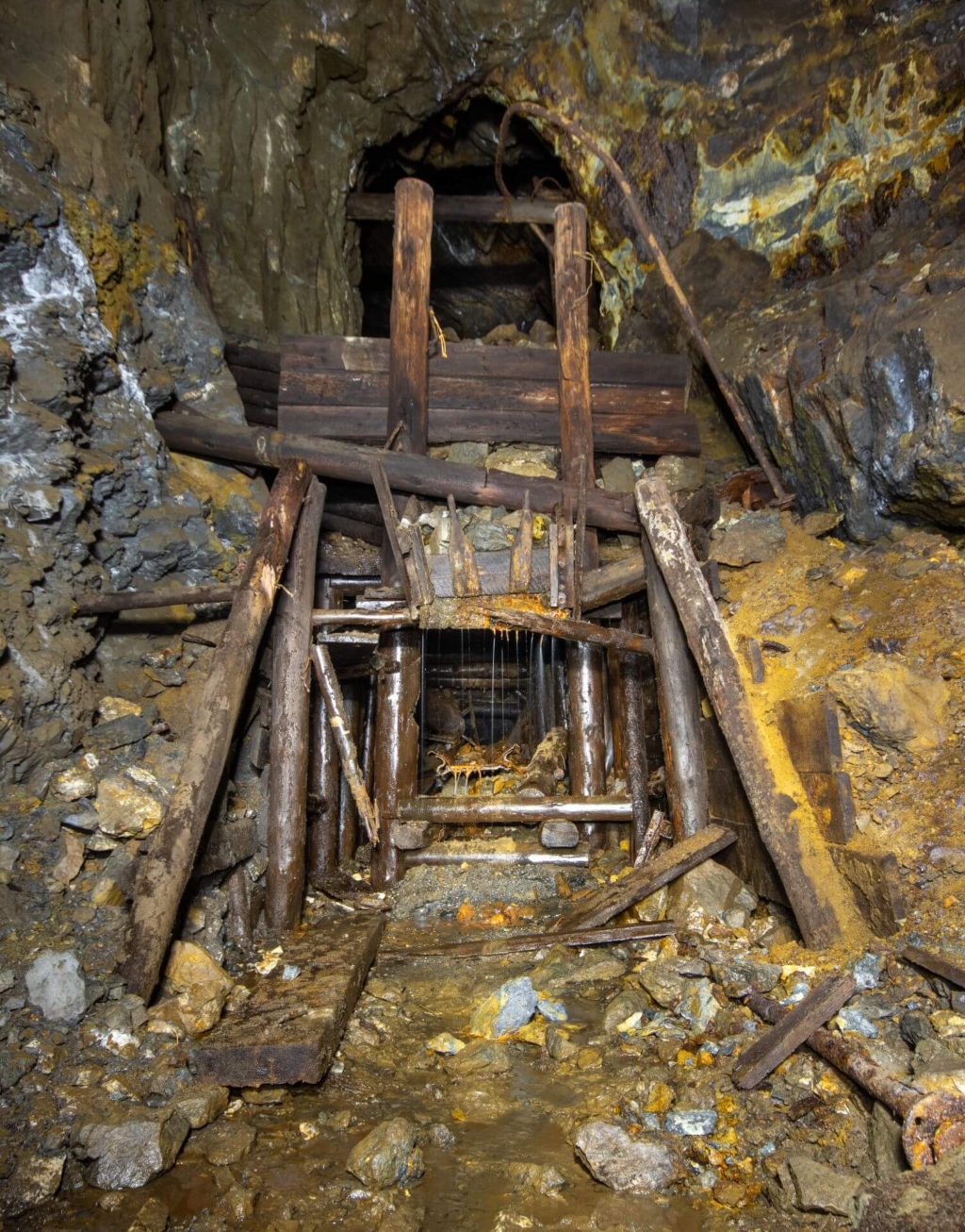 017-altbergbau-eisenerzgrube-fuellstrecke-ruettelblech Zeigt ein Holzgerüst, welches das Rüttelblech einfasst.