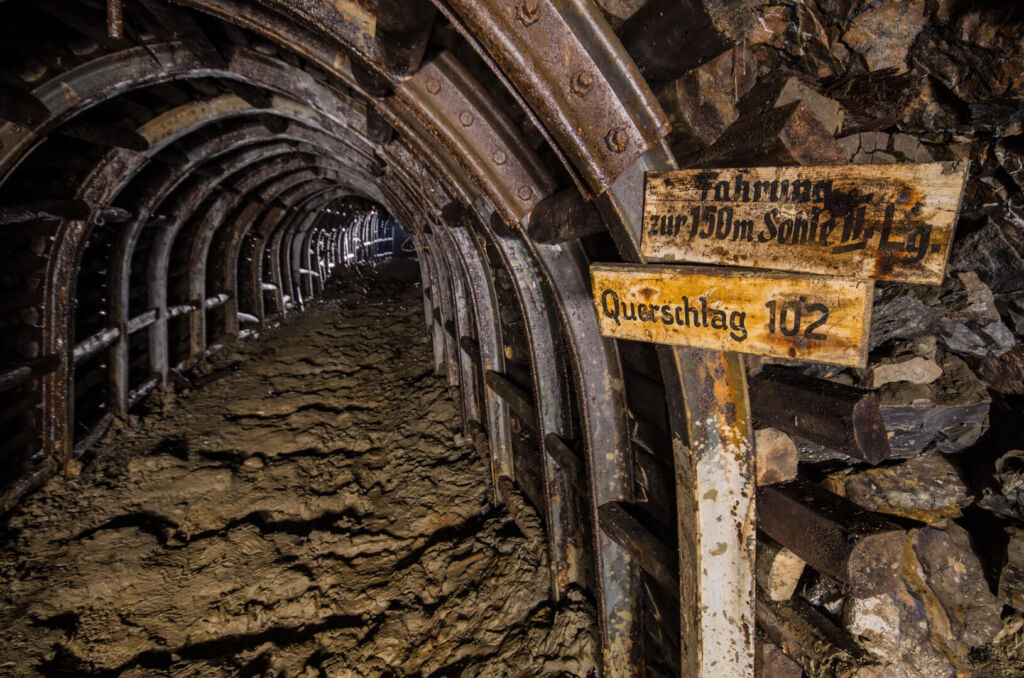034_querschlag_102 Zeigt den Stahlsegmentausbau und die Schilder im Detail.