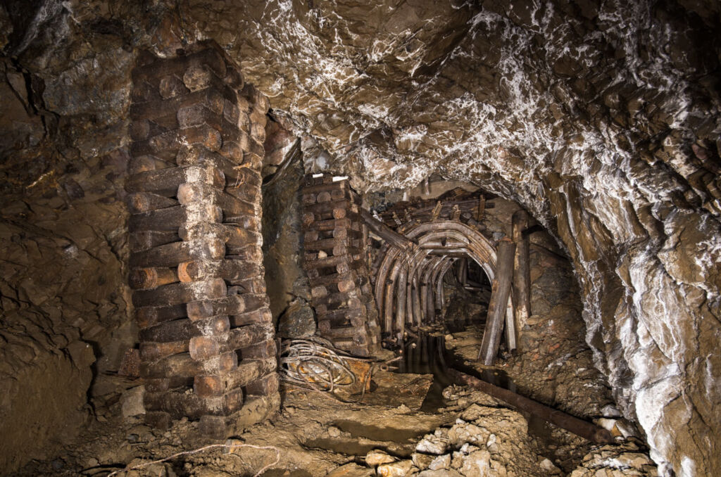 038_stapelverbau Zeigt einen Stollen mit zwei Holzpfeilern zum Abstützen der Firste