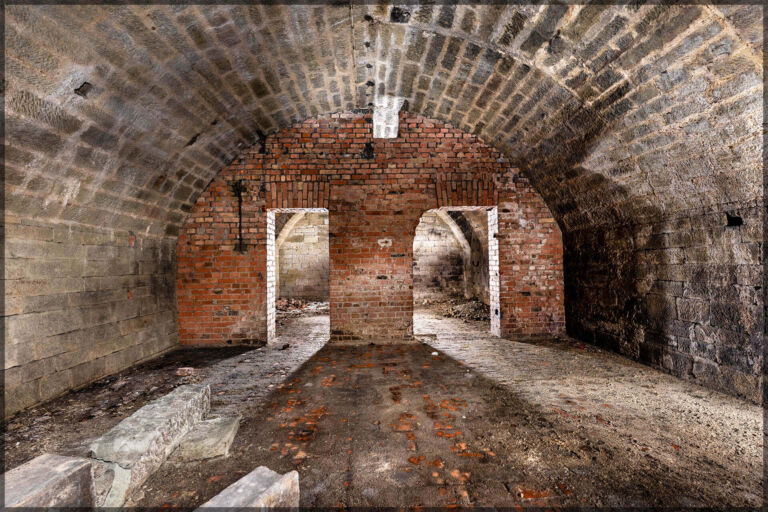 Verborgener Luftschutzkeller im Hof einer Stuttgarter Kirche