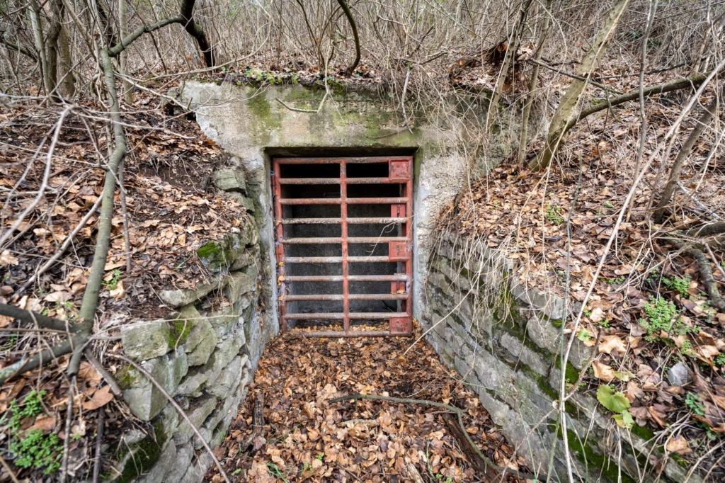 Zugangsbauwerk zum Luftschutzstollen mit Gittertür