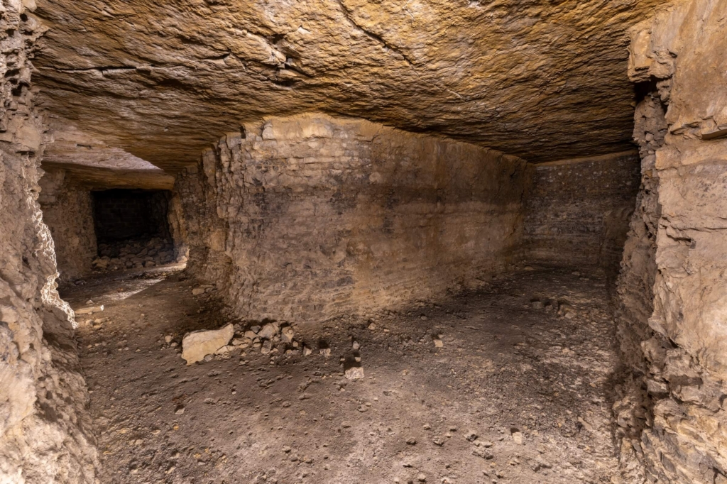 Im Inneren des Luftschutzstollens mit Blick in die Quergalerie und Kammer.
