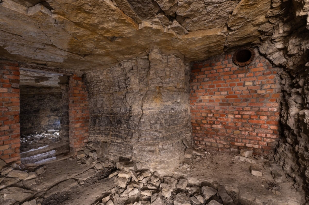 Zeigt die Gasschleuse und Abmauerung