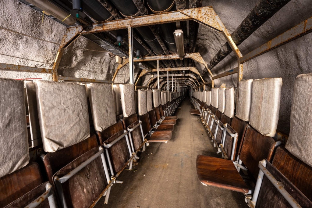 Sitzplätze im Luftschutzstollen unter dem Freiburger Schlossberg.