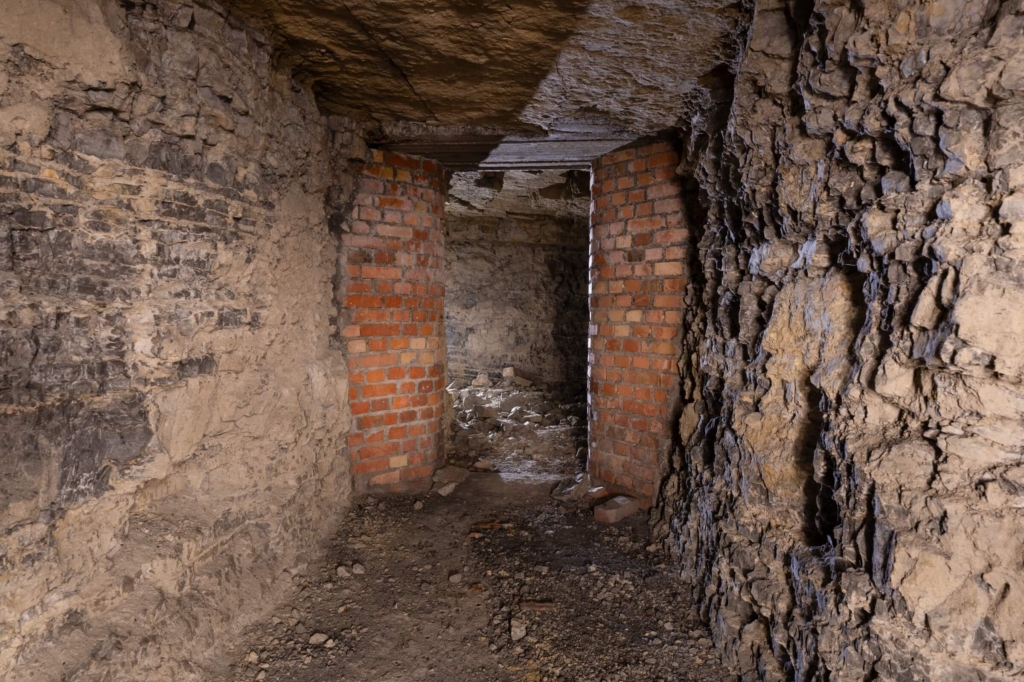 Türfassung in der Gasschleuse, welche aus Ziegeln gemauert ist.
