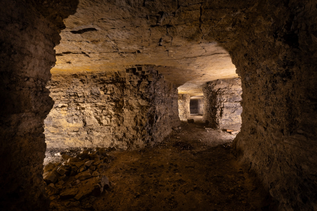 Im Inneren des Luftschutzstollens mit Blick in die Quergalerie.
