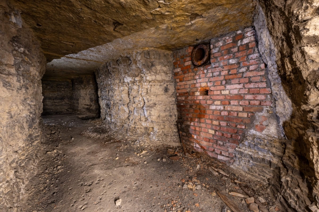 Abmauerung für Druckwellenbrechung aus der ersten Quergalerie fotografiert.