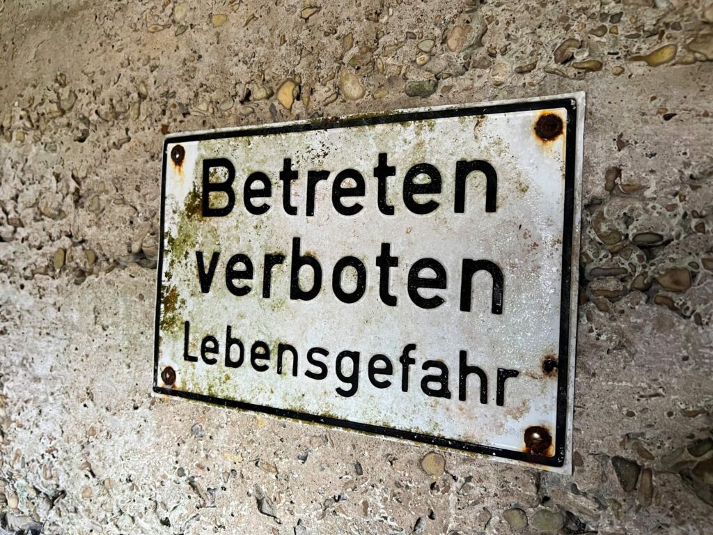 Blechschild mit der Aufschrift „Betreten verboten Lebensgefahr“