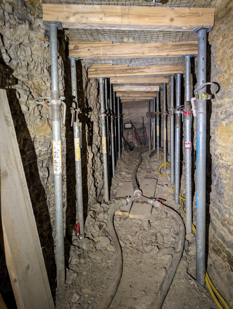 Zeigt den abgestützten Zugangsstollen des Mühlhausener Luftschutzstollens.