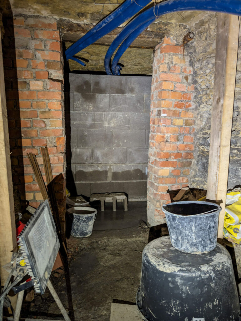 Zeigt blaue Schläuche, die in den Stollen führen.