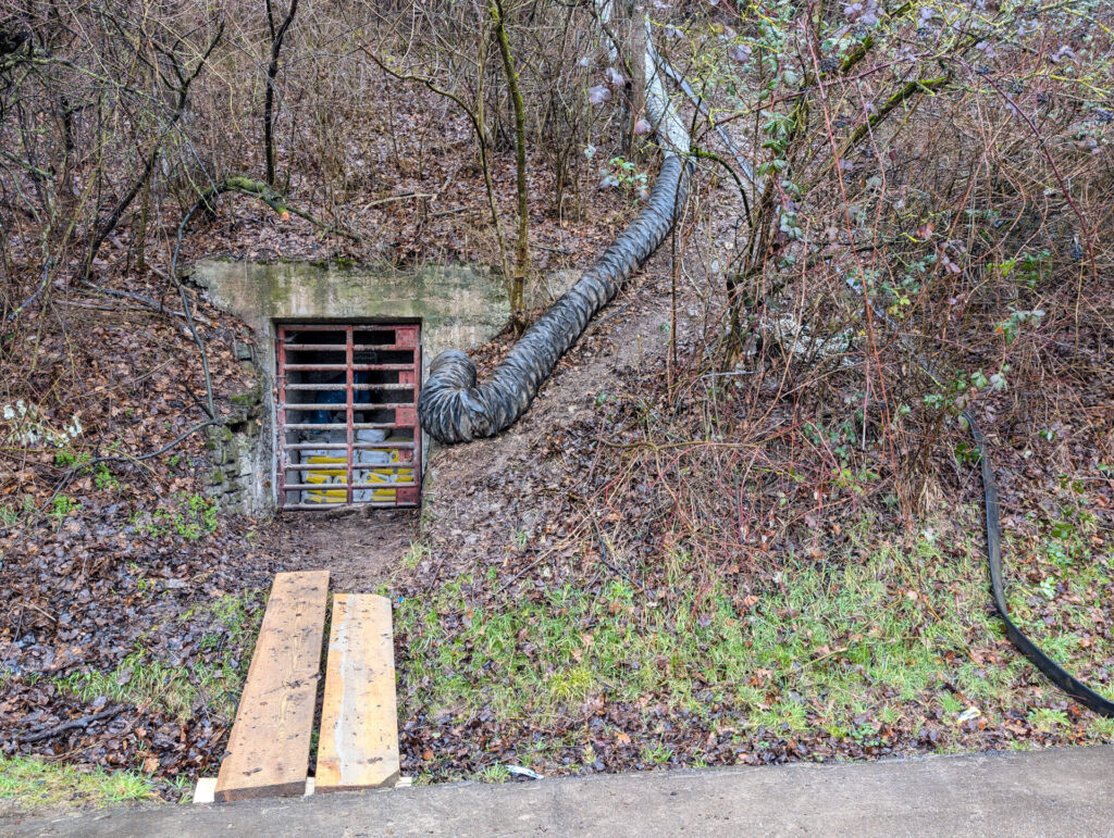 Der Zugang zum Stollen am Klärwerk Mühlhausen, rechts läuft die Frischluftleitung.