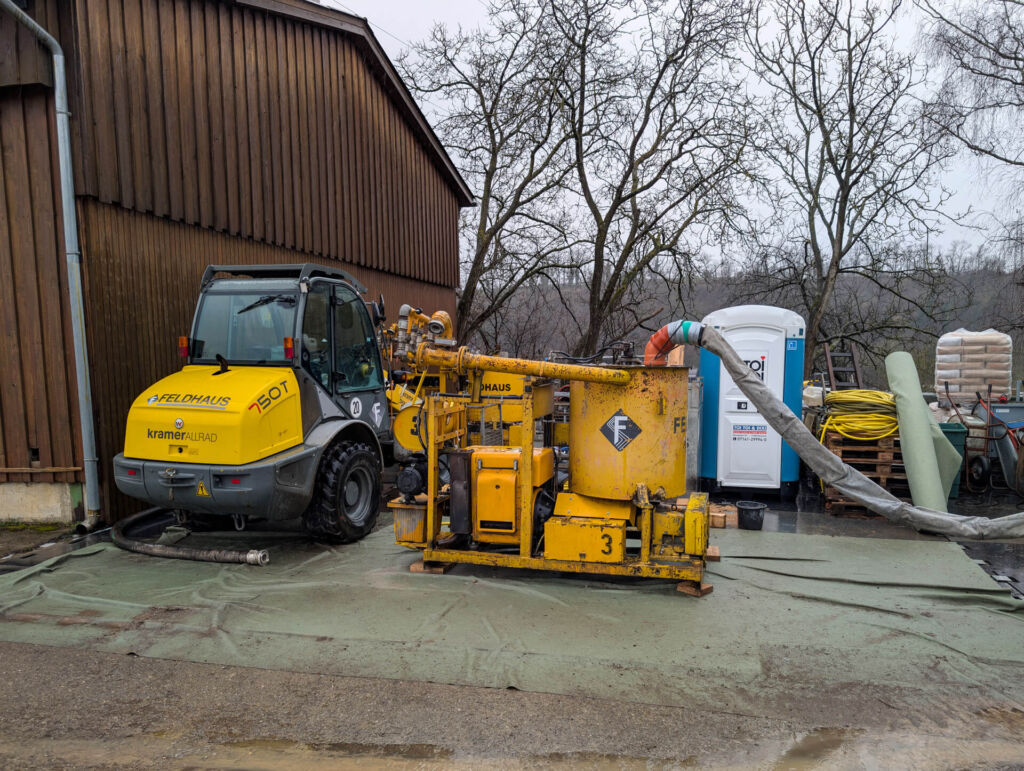 Maumaschinen und Materialien der Firma Feldhaus oberhalb des Luftschutzstollens.