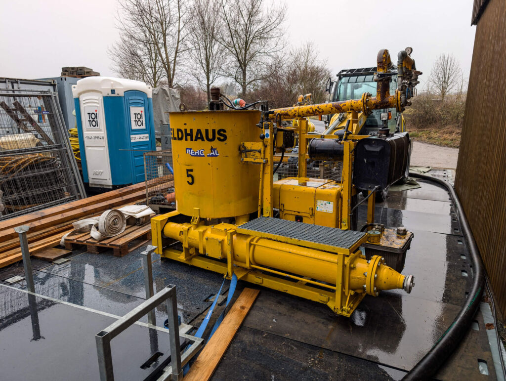 Maumaschinen und Materialien der Firma Feldhaus oberhalb des Luftschutzstollens.