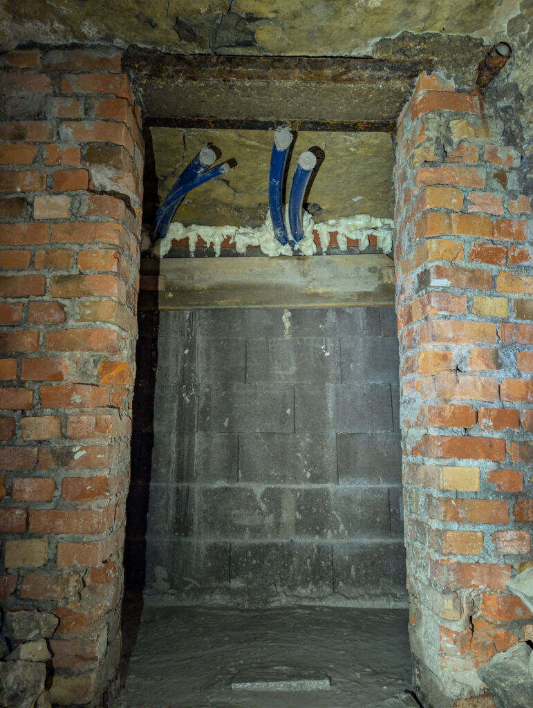 Die abgeschnittenen Schläuche zum Verfüllen nach der Verfüllung.