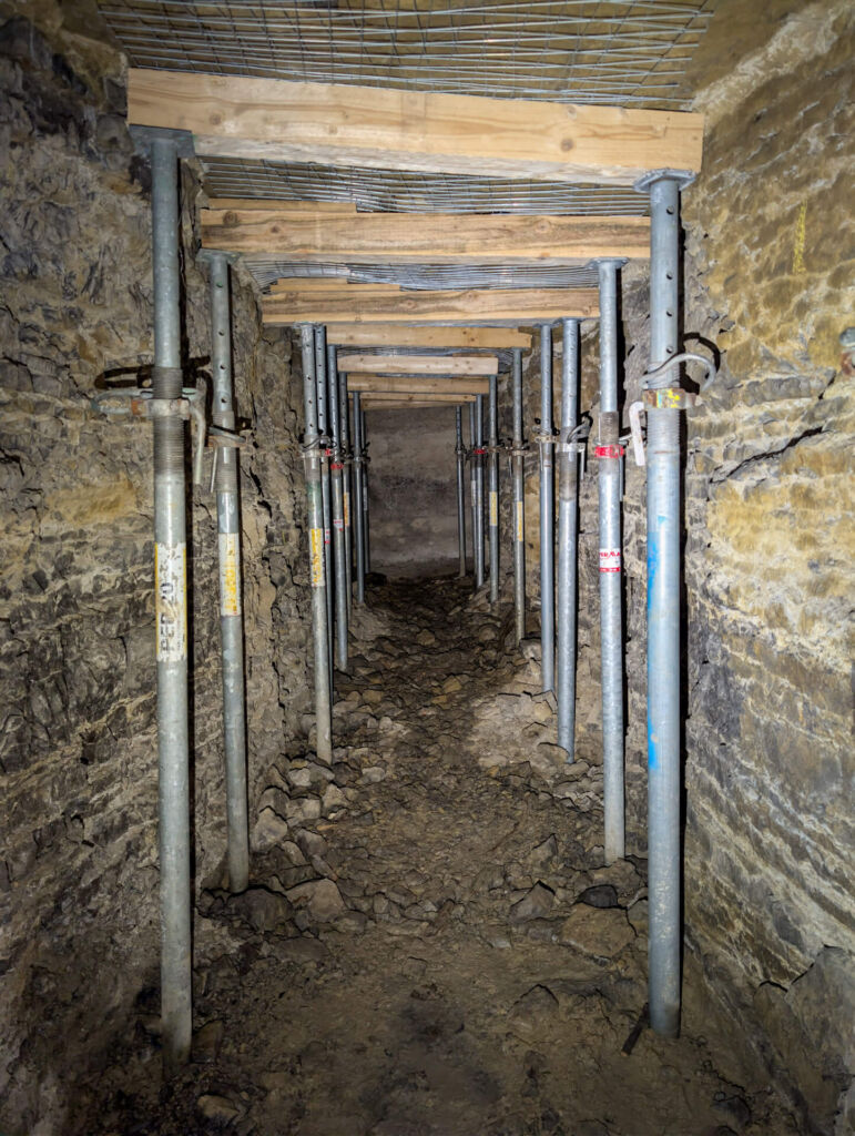 Der mit Sprießen abgestützte Stollen am Klärwerk Mühlhausen.