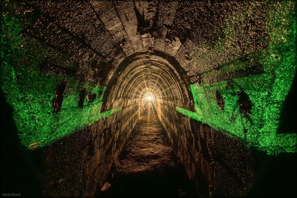 Ein beleuchteter Luftschutzstollen in Stuttgart-Feuerbach zeigt die historischen Schutzräume aus dem Zweiten Weltkrieg.