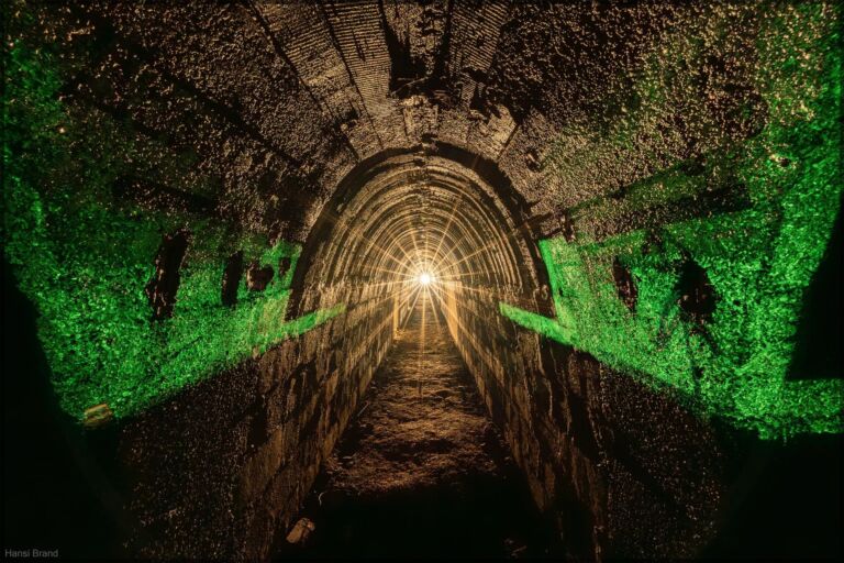 Ein beleuchteter Luftschutzstollen in Stuttgart-Feuerbach zeigt die historischen Schutzräume aus dem Zweiten Weltkrieg.