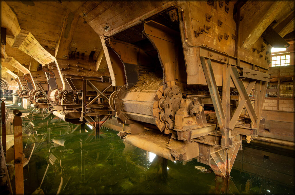 Zeigt die Brecheranlage der Eisenerzverhüttung Terre Rouche in Luxemburg.