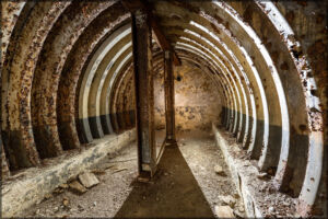Der verlassene Befehlsstand an der Maginot-Linie zeigt verrostete Strukturen und den Verfall der historischen Militärarchitektur.