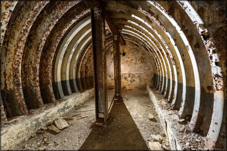 Der verlassene Befehlsstand an der Maginot-Linie zeigt verrostete Strukturen und den Verfall der historischen Militärarchitektur.