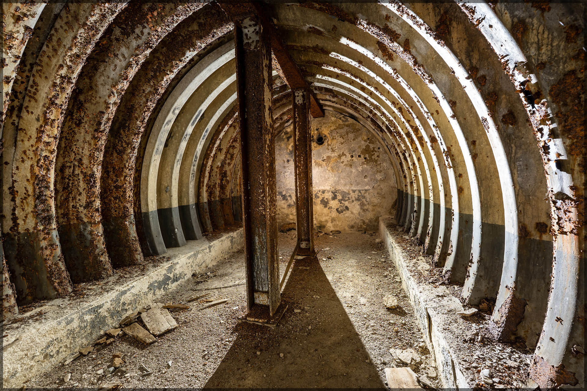 Der verlassene Befehlsstand an der Maginot-Linie zeigt verrostete Strukturen und den Verfall der historischen Militärarchitektur.