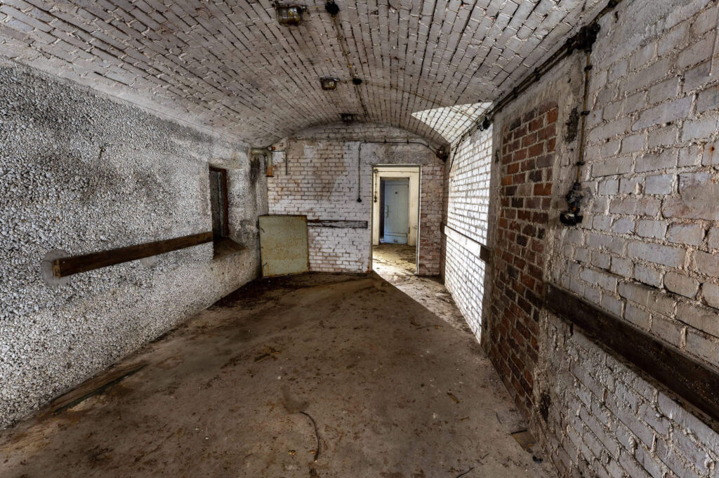 Zeigt einen Aufenthaltsraum im Luftschutzbunker der Firma Kreidler in Stuttgart-Zuffenhausen.