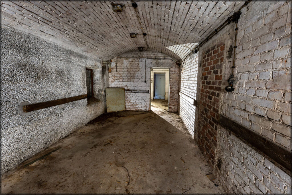 Zeigt einen Aufenthaltsraum im Luftschutzbunker der Firma Kreidler in Stuttgart-Zuffenhausen.