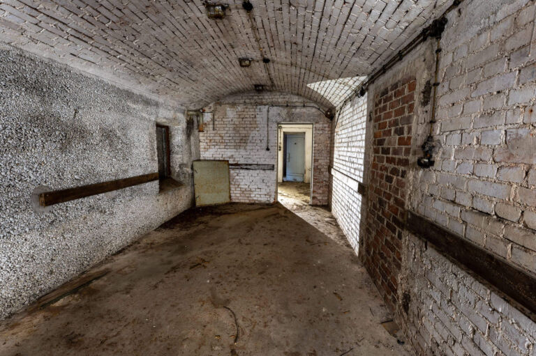 Zeigt einen Aufenthaltsraum im Luftschutzbunker der Firma Kreidler in Stuttgart-Zuffenhausen.