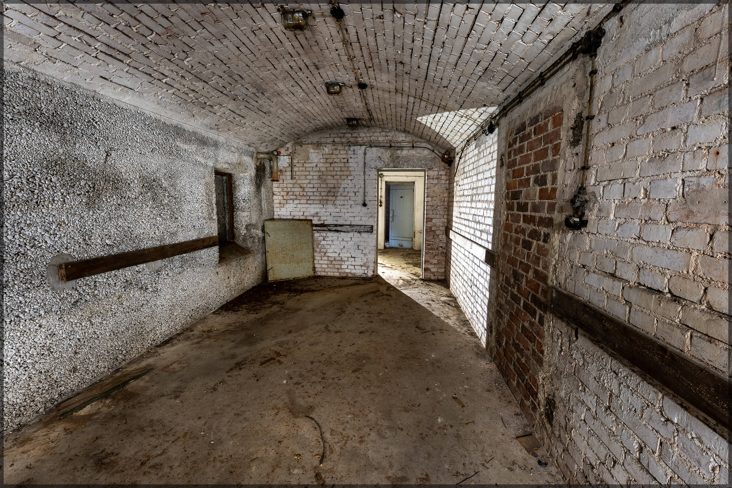 Zeigt einen Aufenthaltsraum im Luftschutzbunker der Firma Kreidler in Stuttgart-Zuffenhausen.