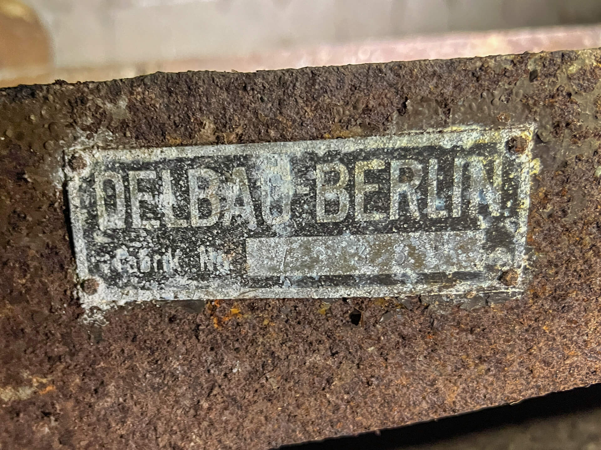 Zeigt das Typenschild der Lüftungsanlage im Maschinenraum 1 des Luftschutzstollens.