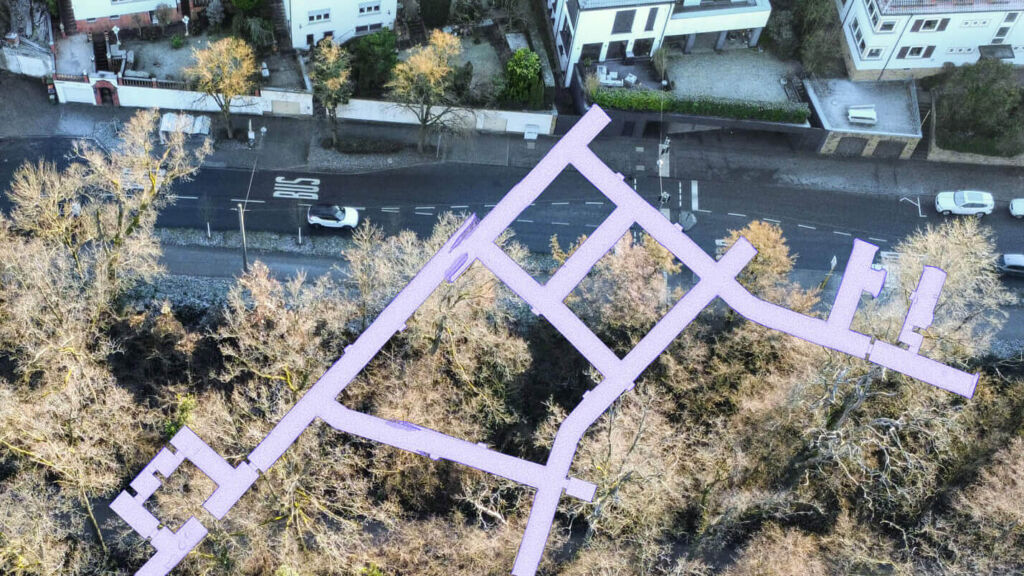 Luftbild mit eingezeichnetem Verlauf einer Stollenanlage